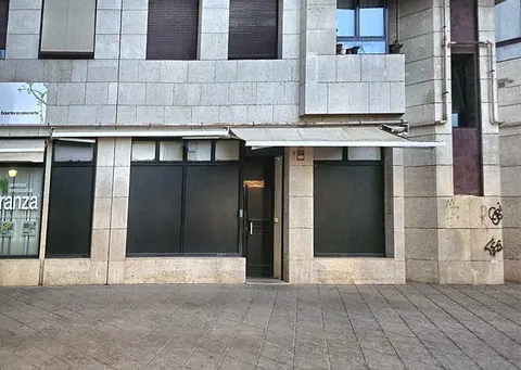 Entrada de Eva Luna en Avenida Europa 17 de Murcia, con acceso discreto