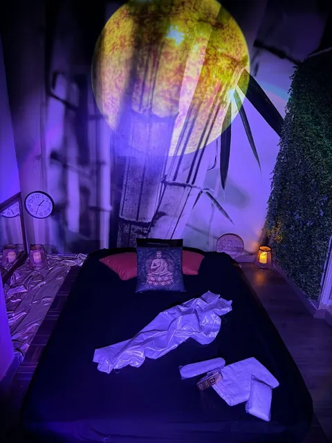 Sala del bambú de Eva Luna con tatami negro y toallas preparadas