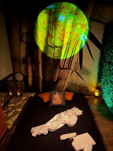 Sala del bambú con luz verde, tatami y pared vegetal