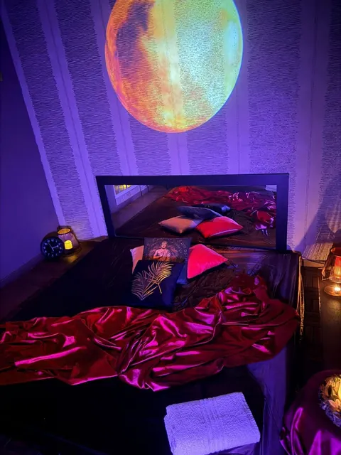 Sala de tatami de Eva Luna con iluminación violeta